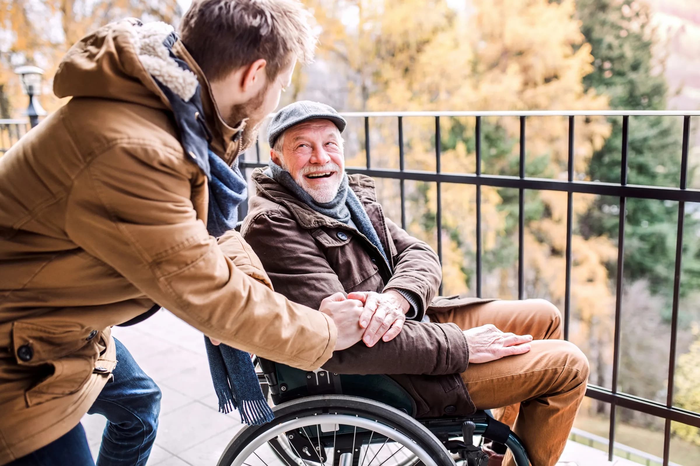 Un senior accompagné par son fils adulte, un moment d'attention et de prévention